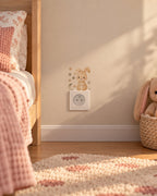Un lapin au-dessus d'une prise, à côté d'une lampe
