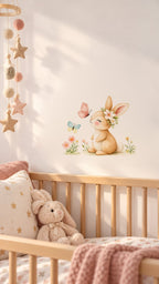 Petit lapin fleuri au-dessus d'un lit bébé