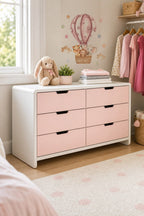 Montgolfière rose poudré au-dessus d'une commode rose