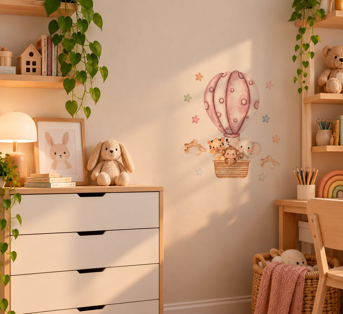 Montgolfière rose poudré dans une chambre d'enfant, près d'une commode