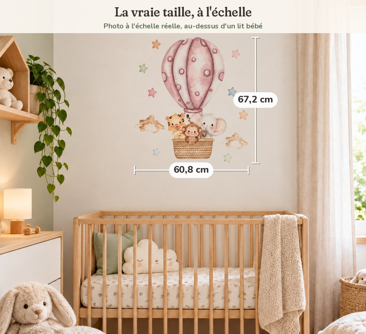 Vraie taille de la montgolfière rose au-dessus d'un lit bébé