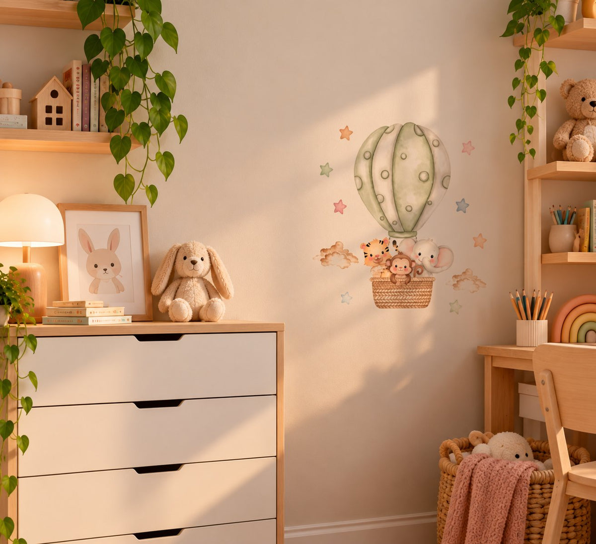 Montgolfière vert sauge dans une chambre d'enfant, près d'une commode